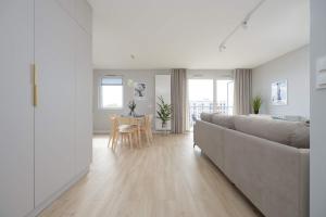 Spacious Apartment with Parking on Grochów by Noclegi Renters