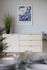 Spacious Apartment with Parking on Grochów by Noclegi Renters