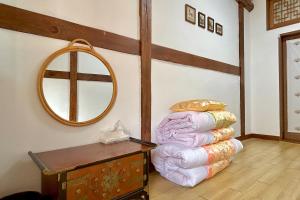Private hanok with 4 bedrooms Hanok Stay Sara