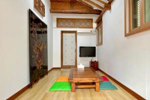 Private hanok with 4 bedrooms Hanok Stay Sara