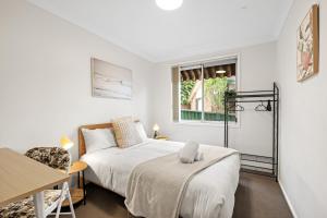 Bright & Comfy Double Room - Cozy and Well-Connected - Shared Bathroom