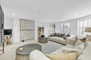 Central Snug with Patio By My Getaways - Worthing