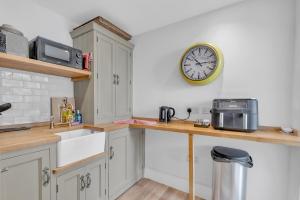 Central Snug with Patio By My Getaways