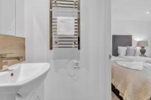 Central Snug with Patio By My Getaways