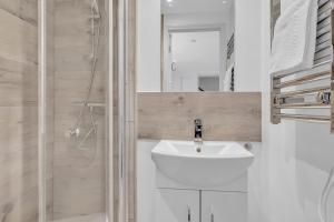 Central Snug with Patio By My Getaways