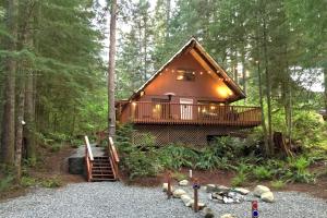Snowline Cabin 98 A pet friendly cabin with a wood stove, hot tub and wifi