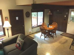 Snowline Cabin 98 A pet friendly cabin with a wood stove, hot tub and wifi