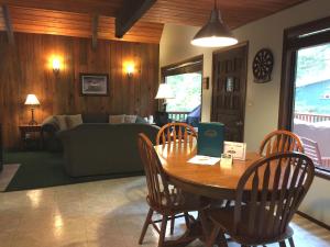 Snowline Cabin 98 A pet friendly cabin with a wood stove, hot tub and wifi