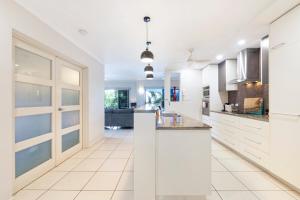 Zen Saltwater Retreat Balcony - Pool - Seaview