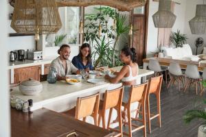 Villa Ikebana - Trendy 5BR Spacious Villa with Rice Field Views, Large Pool, and 5 Minutes to Canggu