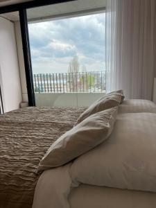 Executive Studio free street parking