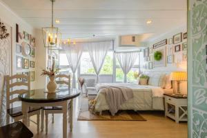Eclectic studio and parking at Kapitolyo, 10 mins BGC