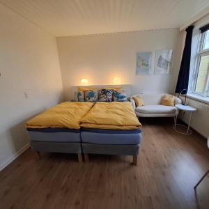 The Cherry Apartment - Den Gule Svane Guest House near Rønne & Beach