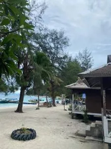 Beach Chalet - Fauna Teluk Dalam - Kampung Raja