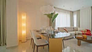 Qoople Legend 37-A40 prime sea location apartment