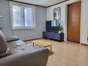 Yeonhee House 3room,3big beds, living room