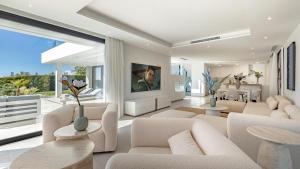 VACATION MARBELLA I Villa Martinica, Turquoise Heated Pool, Rooftop Hot Tub with Sea View, Cine Room, 5 min to the Beach