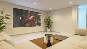 VACATION MARBELLA I Villa Martinica, Turquoise Heated Pool, Rooftop Hot Tub with Sea View, Cine Room, 5 min to the Beach