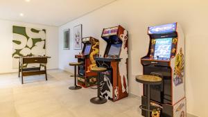 VACATION MARBELLA I Villa Martinica, Turquoise Heated Pool, Rooftop Hot Tub with Sea View, Cine Room, 5 min to the Beach