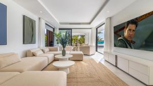 VACATION MARBELLA I Villa Martinica, Turquoise Heated Pool, Rooftop Hot Tub with Sea View, Cine Room, 5 min to the Beach