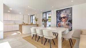 VACATION MARBELLA I Villa Martinica, Turquoise Heated Pool, Rooftop Hot Tub with Sea View, Cine Room, 5 min to the Beach