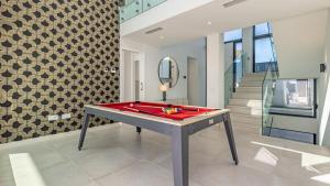 VACATION MARBELLA I Villa Martinica, Turquoise Heated Pool, Rooftop Hot Tub with Sea View, Cine Room, 5 min to the Beach