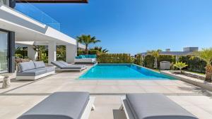 VACATION MARBELLA I Villa Martinica, Turquoise Heated Pool, Rooftop Hot Tub with Sea View, Cine Room, 5 min to the Beach