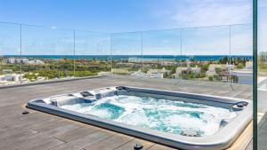 VACATION MARBELLA I Villa Martinica, Turquoise Heated Pool, Rooftop Hot Tub with Sea View, Cine Room, 5 min to the Beach