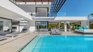 VACATION MARBELLA I Villa Martinica, Turquoise Heated Pool, Rooftop Hot Tub with Sea View, Cine Room, 5 min to the Beach