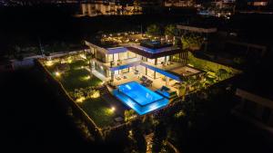 VACATION MARBELLA I Villa Martinica, Turquoise Heated Pool, Rooftop Hot Tub with Sea View, Cine Room, 5 min to the Beach