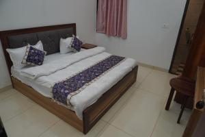 Hotel Raj Hans-500 meter khatu shyam ji temple