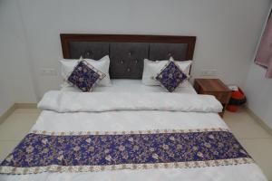 Hotel Raj Hans-500 meter khatu shyam ji temple