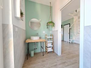 Ama Homes - Balcony Lakeview