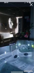 Suite romantique Au cœur du Spa avec jacuzzi et sauna privatif proche de Toulouse