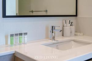 Burj Crown - Spectacular 2 BR next to Burj Khalifa - Zed Living