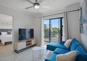 Modern Apartment, 5 mins from beach, Balcony - Table View