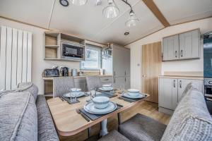 Charming Home in Lakeside Park - Pass The Keys