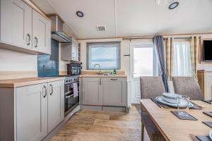 Charming Home in Lakeside Park - Pass The Keys