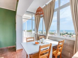 Entire well located 3 Bed Seaview Apartment Pass the Keys