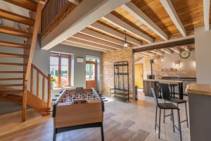 Maisons de vacances La Longere de l-Eolienne - Clim, billard & jardin : photos des chambres