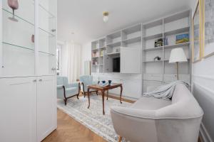 Warsaw Central Apartment by Noclegi Renters