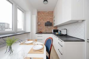 Warsaw Central Apartment by Noclegi Renters