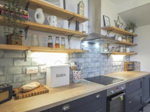 Ceirios Wen Aberaeron