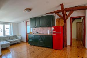 Retro Wooden Touch Apartment by BookingHost