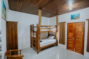 Giường trong phòng ngủ tập thể nam có 4 giường (Bed in 4-Bed Male Dormitory Room)