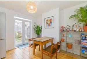 Bright, stylish townhouse