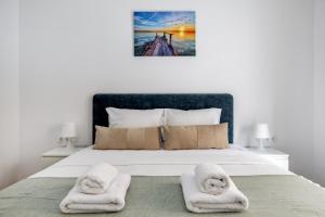 Cozyopolis - Timeless 3-BR Escape in Athens