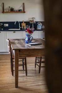 Maisons de vacances Le Moulin du Riousset, 10 personnes, 2 logements possibles communicants ou independants, charme des vieilles pierres et calme garanti : photos des chambres