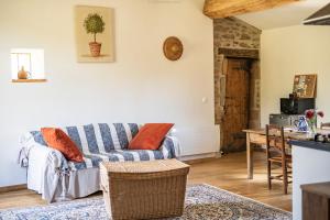Maisons de vacances Le Moulin du Riousset, 10 personnes, 2 logements possibles communicants ou independants, charme des vieilles pierres et calme garanti : photos des chambres