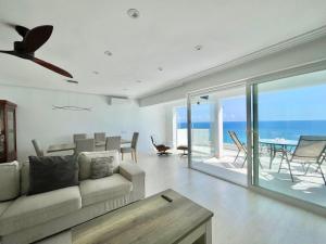 Emalco SeaFront Modern Apartment